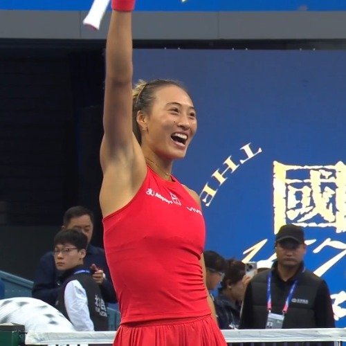 郑钦文庆祝模仿美少女战士中网女单第三轮，郑钦文三盘鏖战击败布兹科娃，成功晋级16