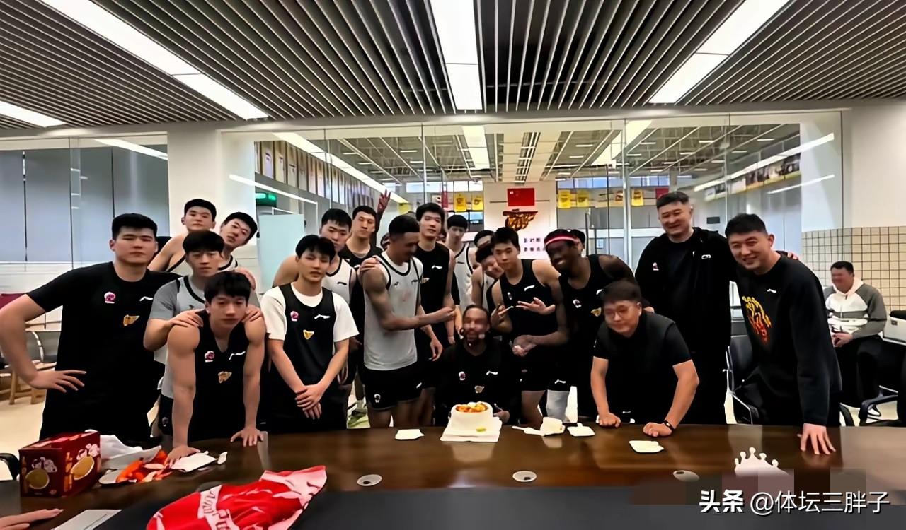广东男篮又透露出队员过生日热闹场面 ，这回萨林杰过生日，萨林杰值得表扬，没有让广