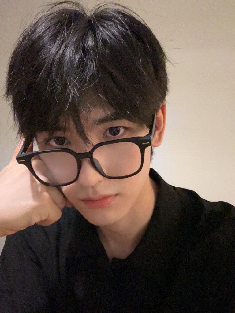 新鲜的眼镜👓黄俊捷！呜呜呜呜眼镜小狗啊啊啊啊啊啊啊帅炸了[爱慕] ​​​