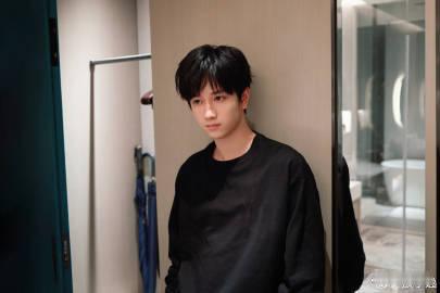 敖子逸最近状态 敖子逸最近状态和大家分享了一些照片。看上次状态还是很不错的呀，但