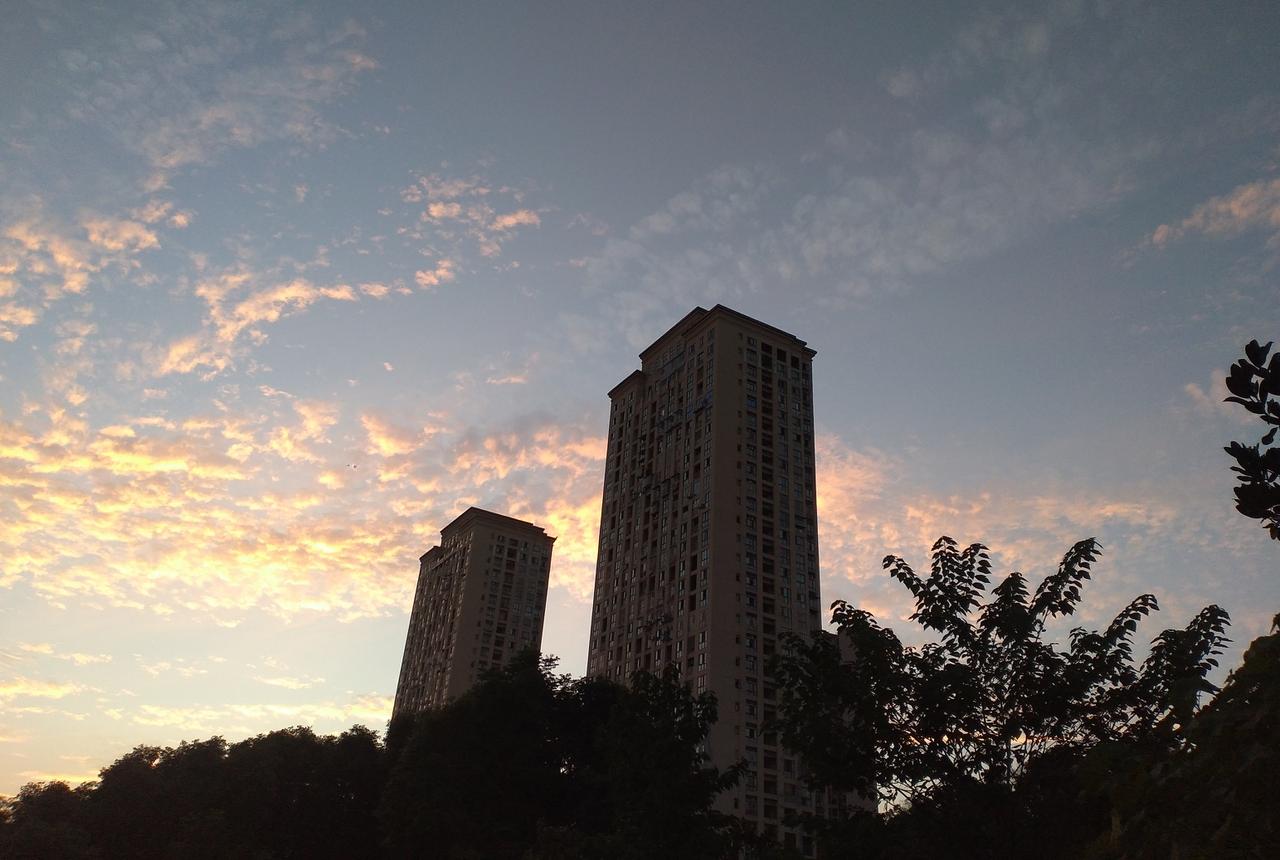 房价跌了，我心里不会难过。毕竟我就一套自住房，涨跌都不打算卖，也就没什么影响。