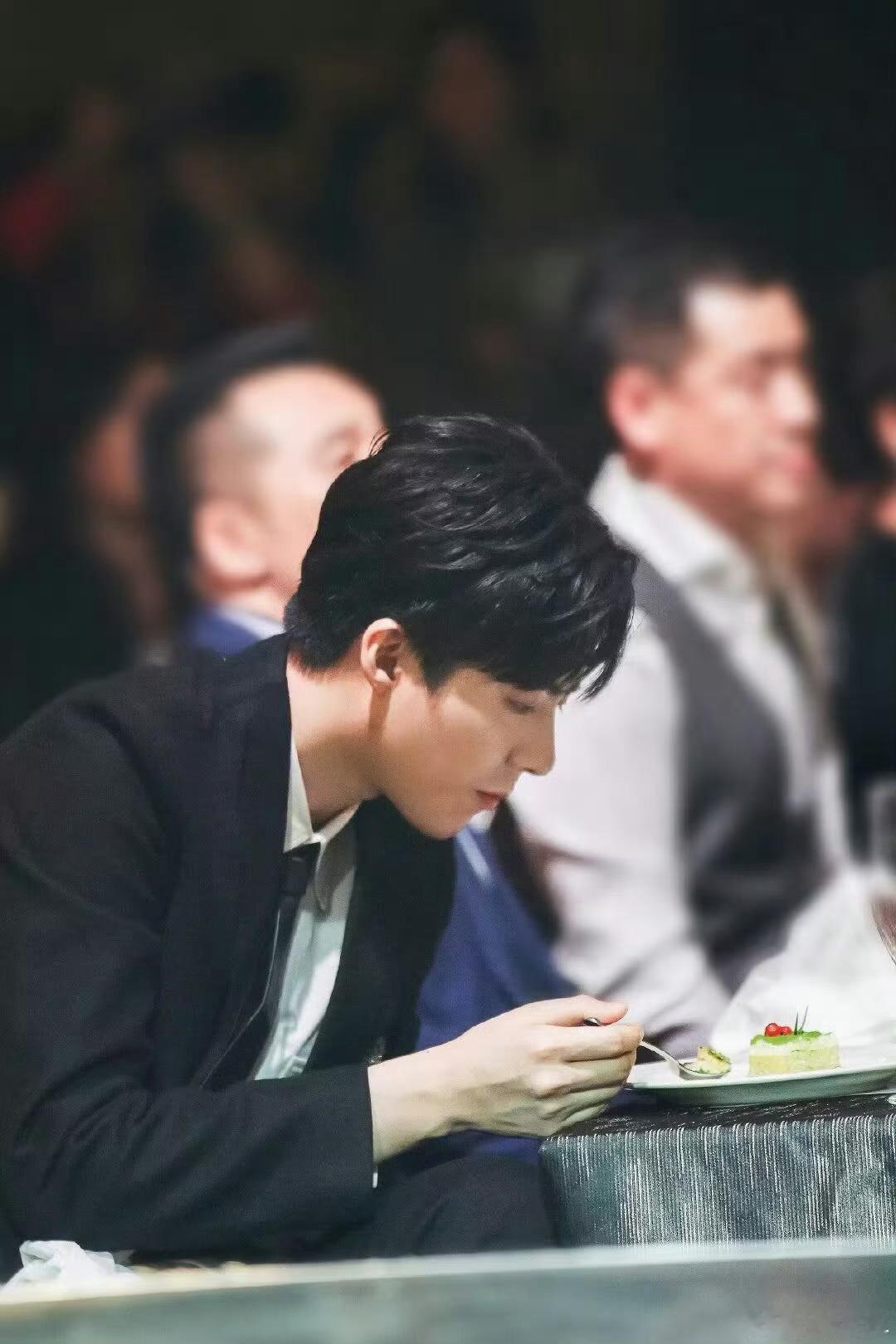 摩登兄弟我猜有人没看过 19年COSMO吧！那时候就像一个集团的小少年刚回国参加