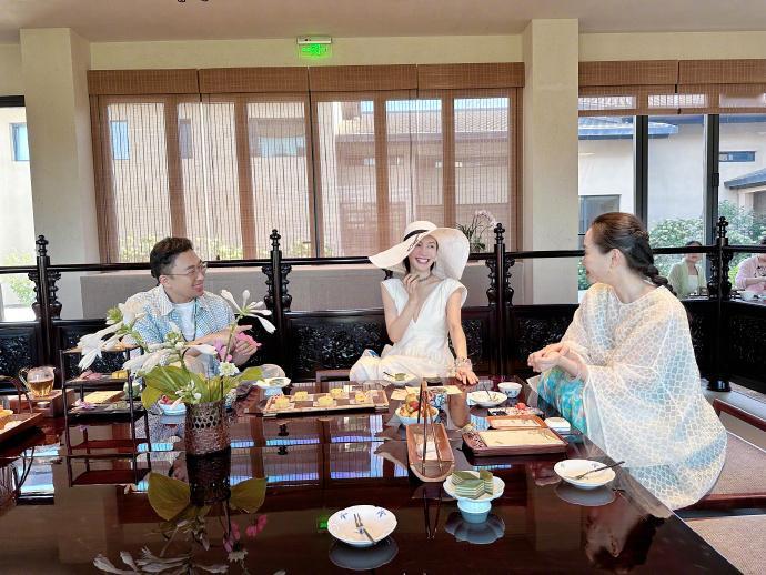 于正筹备《玉茗茶骨》时想到《大清后宫》，接下来他会特别忙，新旧作品的联结也让新剧