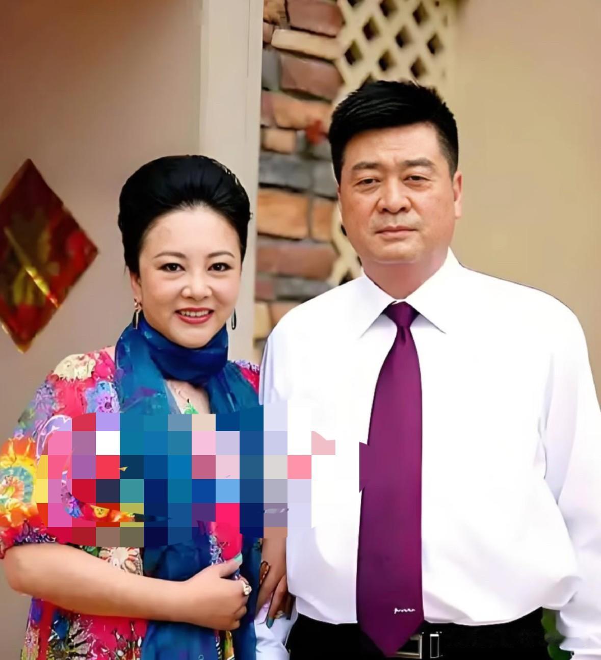 把这两位演员全认出来不多吧？尤其这男演员。
这男演员出生在演艺世家，他多才多艺，