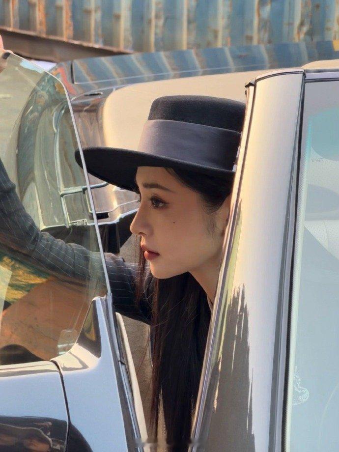 周洁琼今天是谁的新郎 救命！周洁琼爱奇艺尖叫之夜这身西装造型，开着跑车出场的画面