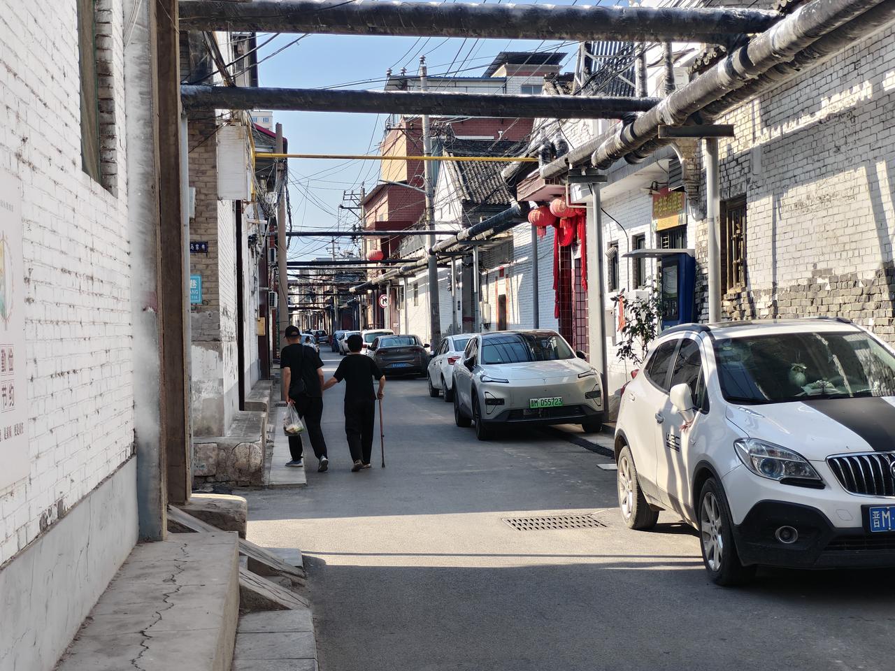 今早晨跑返回时，在运城盐湖大马家巷里，被一对搀扶着的老夫妻所温暖。

这对夫妻，