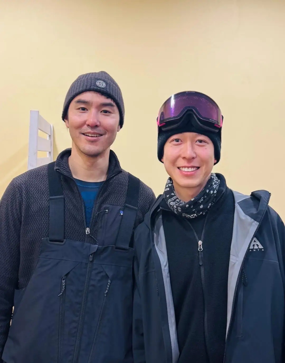 44岁阮经天在日本二世谷滑雪被偶遇，他的穿衣打扮很酷，他穿着背带裤，戴着毛线帽，