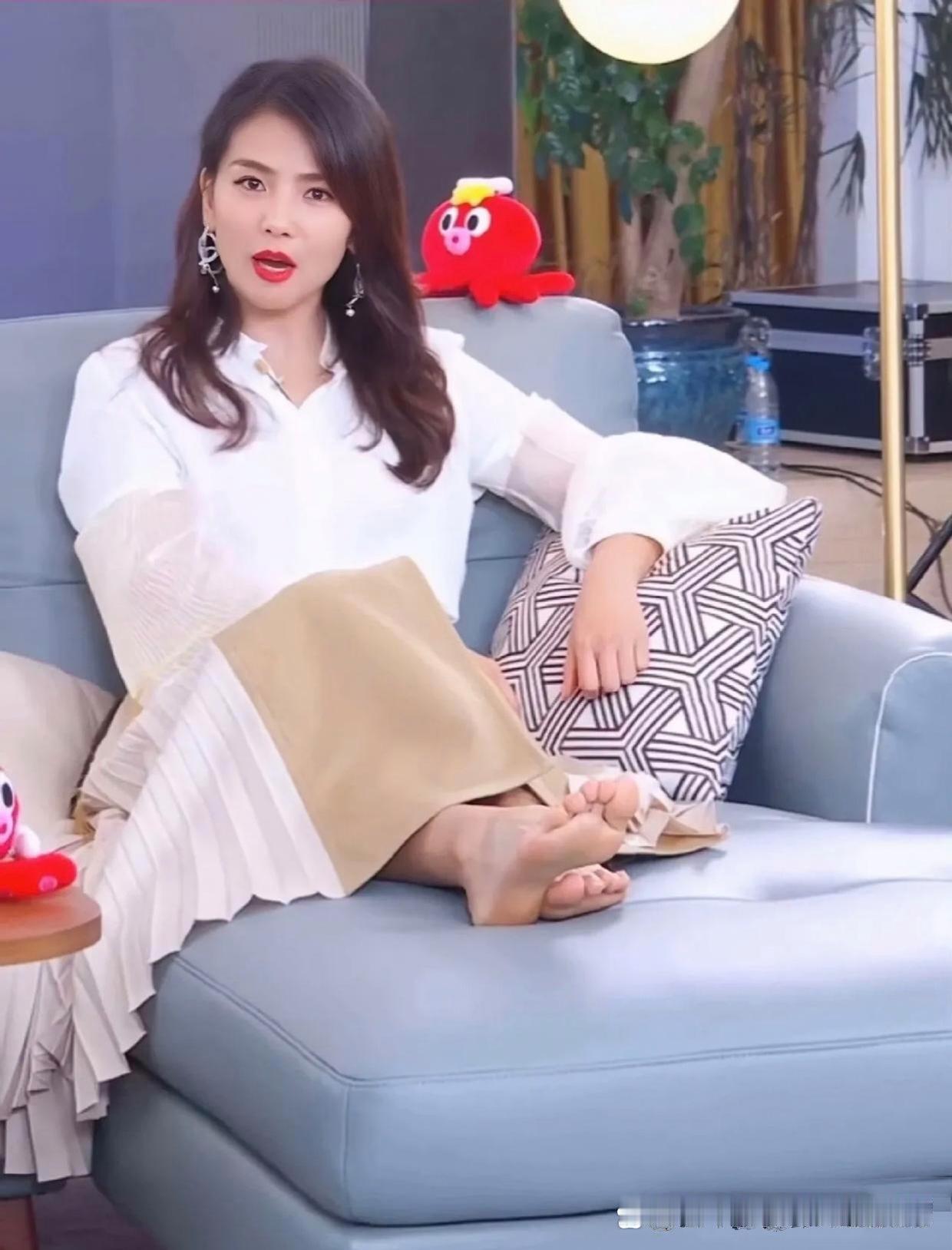 刘涛直播时光脚，感觉挺随性的 ​​​