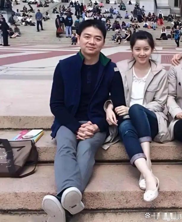 回看早年的章泽天，满是青涩感！脸上带着未脱的少女稚气，眼神清澈又纯粹，和后来的成