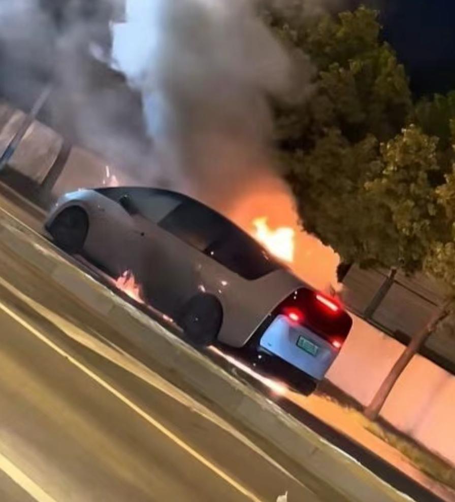 理想Mega突发自燃10秒燃爆！搭载宁德时代合作电池10月23日深夜，上海徐汇区