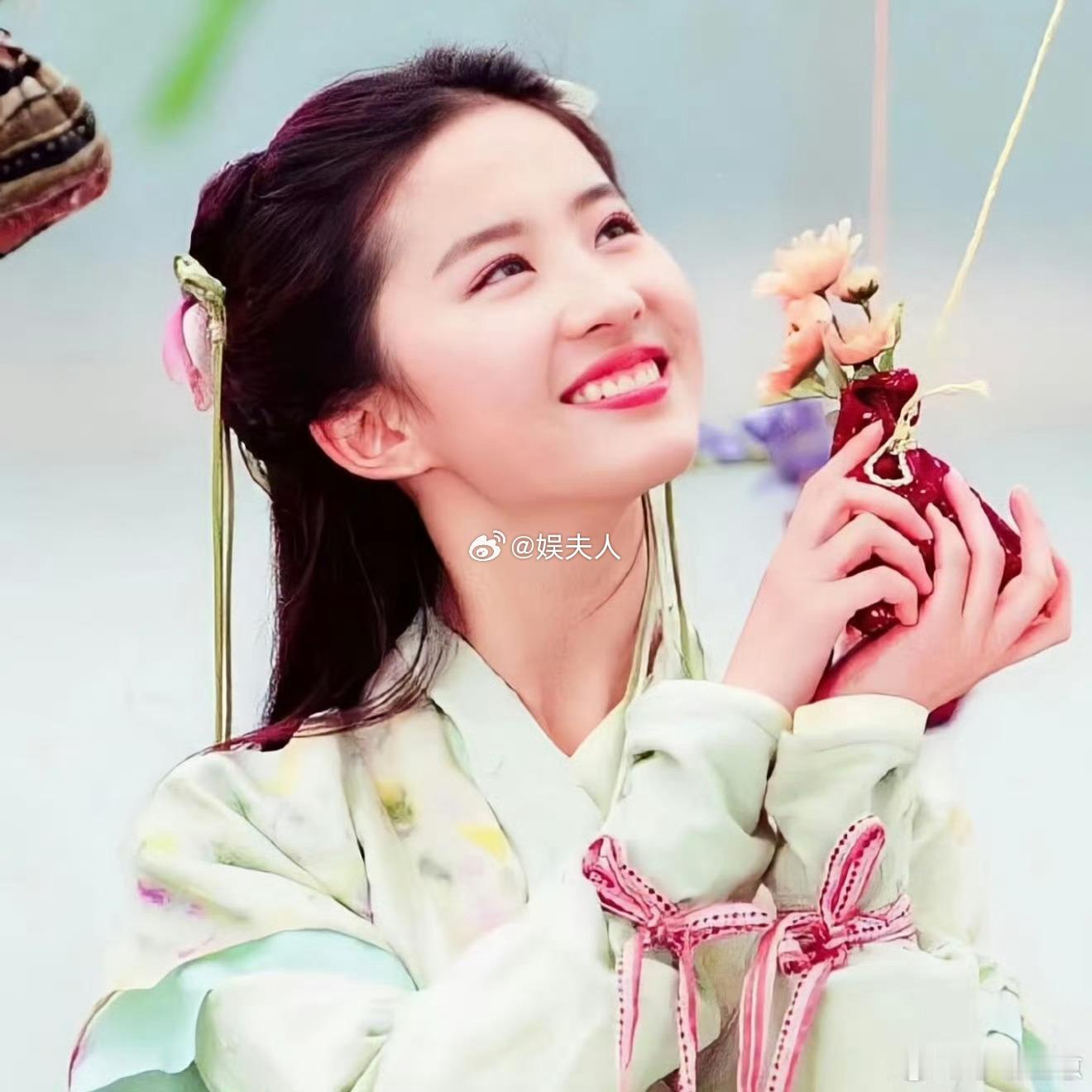 看到刘一菲cos灵儿的造型，让我再次感叹赵灵儿这个角色的经典与独特。经典之所以是