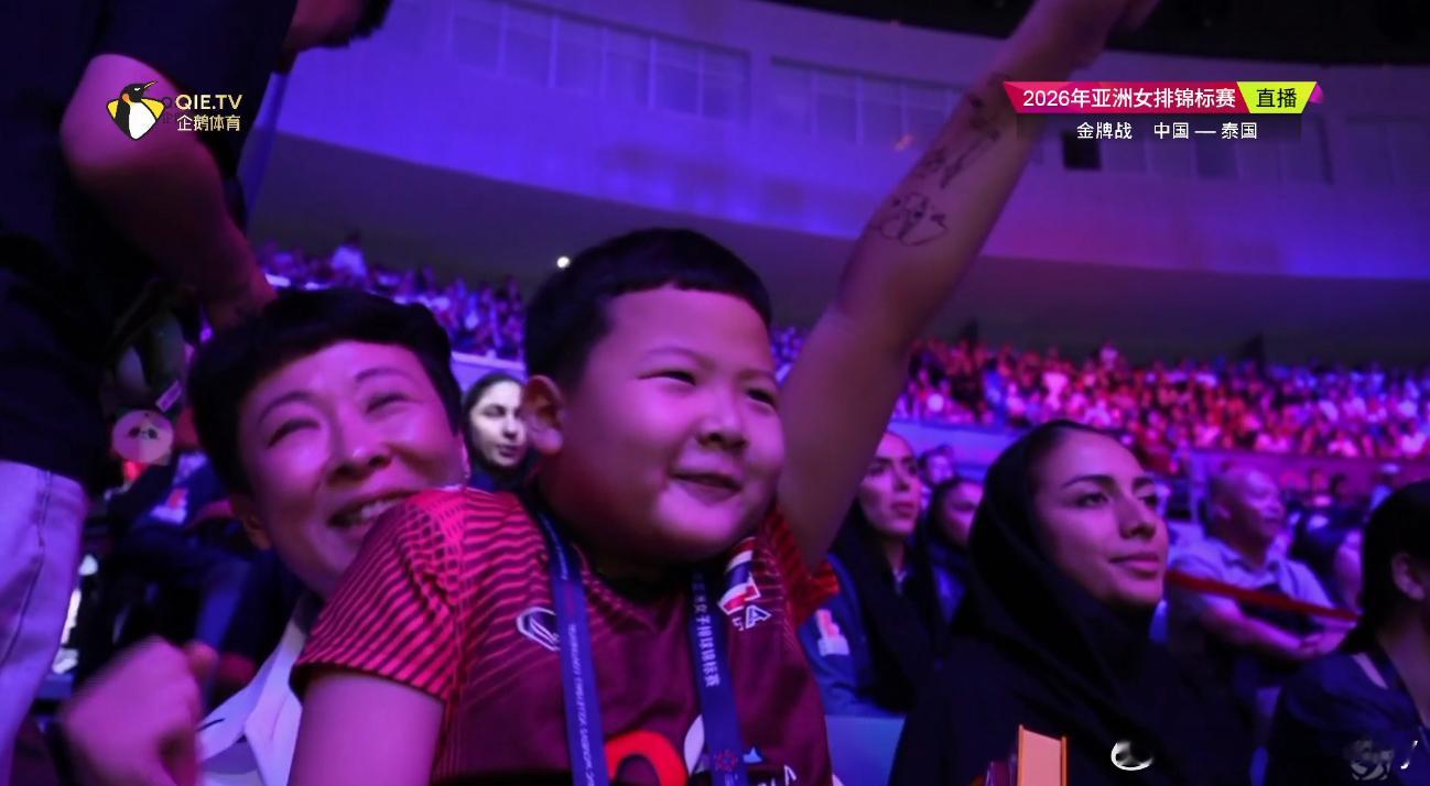 好可爱的小胖，坤姐的大宝贝，这是给泰国女排加油吧😄。中国女排vs泰国女排中国女