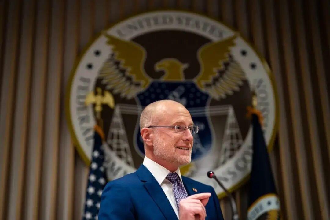 美国联邦通信委员会（FCC）主席布伦丹·卡尔威胁称，如果广播机构不在新闻报道上“