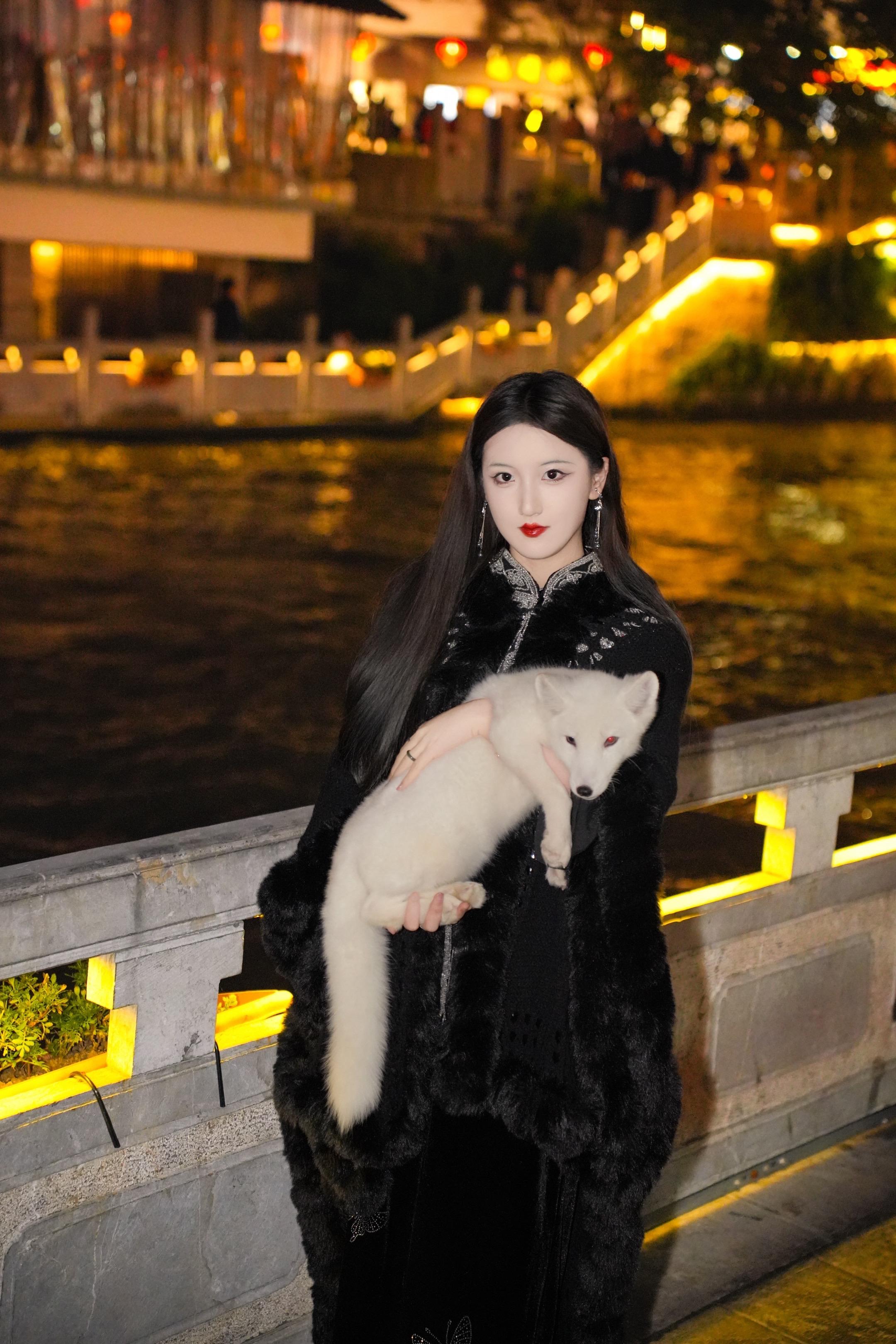 人身上的古韵 是一种特别的感觉。（秦淮河畔我与白狐）