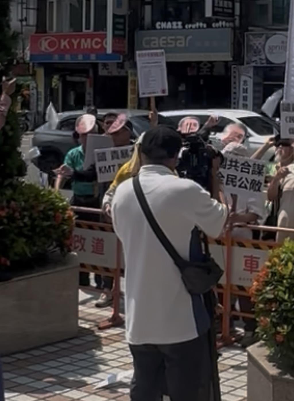 声援矢板明夫，“独派”向国民党党部射纸飞机，尴尬一架都射不出去
台湾印太战略智库