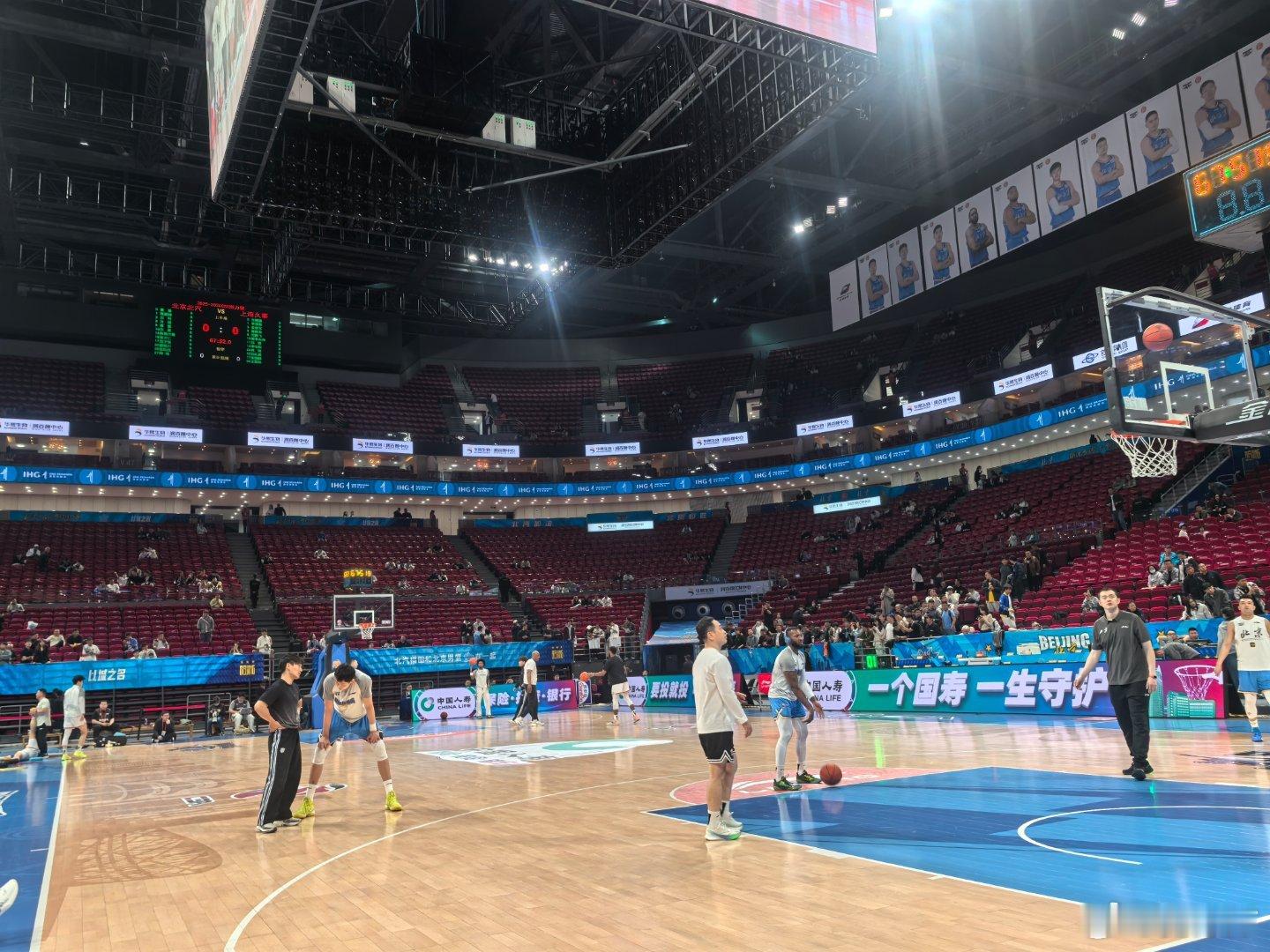 北京男篮vs上海男篮 上海缺少洛夫顿和白边，按他们这赛季的体系，其实没有伤筋动骨