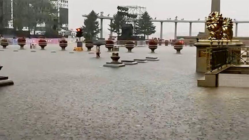 【哈尔滨暴雨导致内涝，部分地区积水严重 消防紧急出动排涝筑堤】8月2日，哈尔滨迎