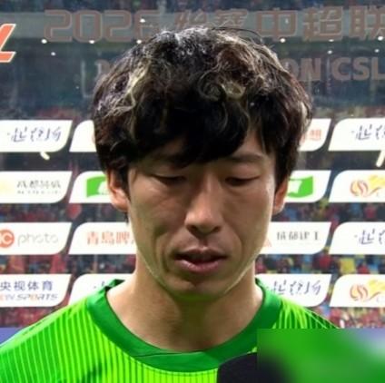 80分钟，一个角球直接飞进了球门。
这不是失误，是“天外飞仙”。成都的罗慕洛，