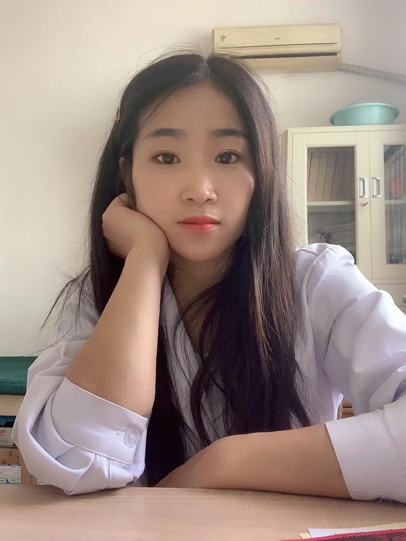 当我老了，我想有个小院，门前栽花种菜，养一只小狗，在邀约三五个好友，喝茶聊天。