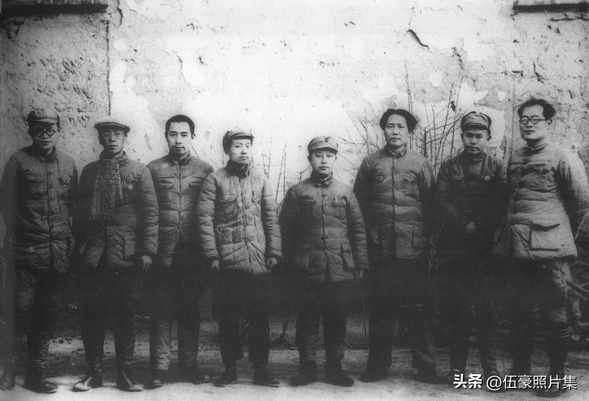 1937年12月9日至14日，​中共中央在延安召开政治局会议。​出席会议的部分人