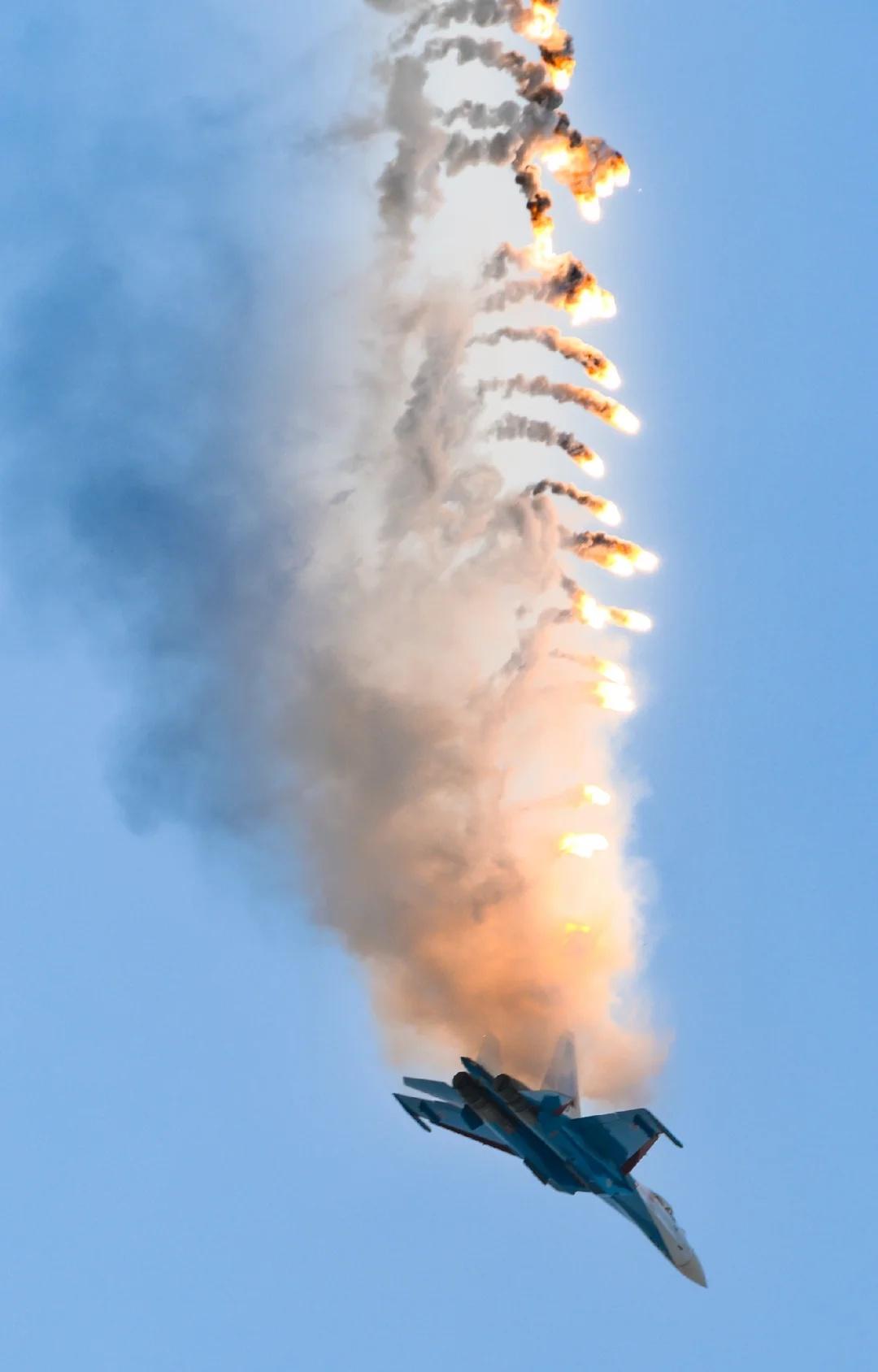 勇士的天空
第一次在现场观看飞行表演。当四代半重型战斗机组成的飞行编队以超密集队