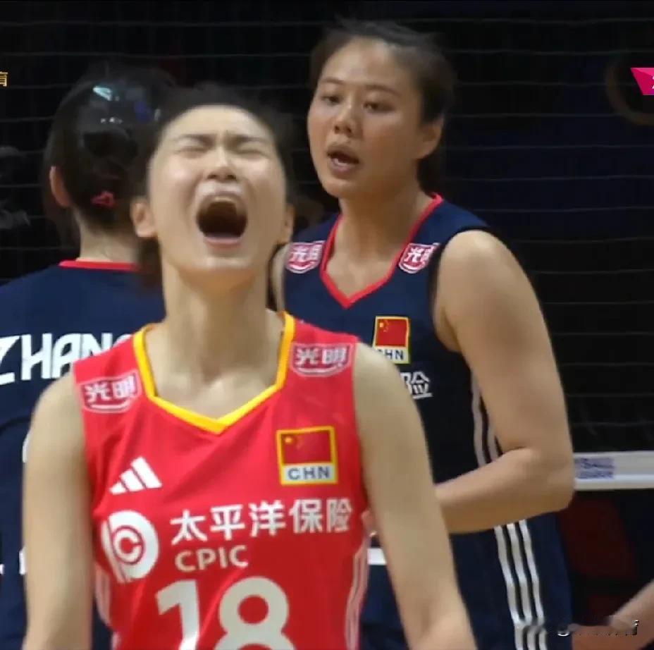 庄宇珊王媛媛爆发，中国女排25-17拿下第一局。
庄宇珊独得9分，王媛媛6分，吴