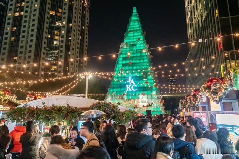 昨晚和几个同事乘个热闹，居然去酒吧放松嗨了一回，过了个所谓的平安夜，音乐摇荡，风