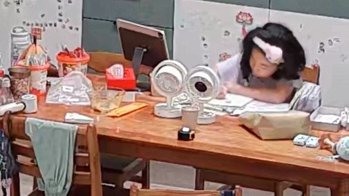 7点起床，就自己下楼写作业了