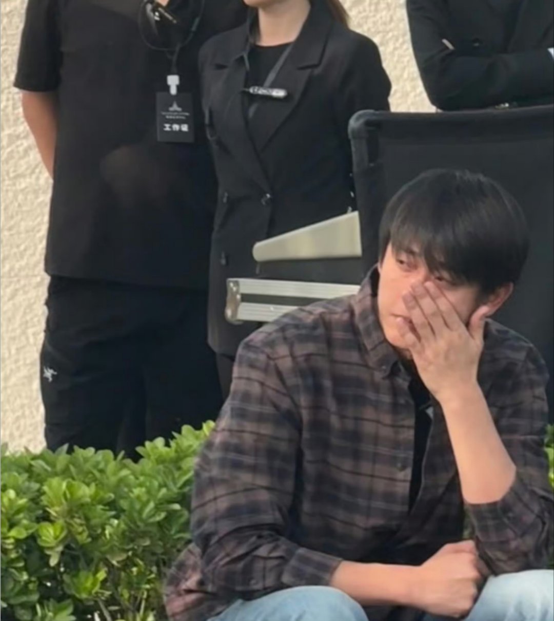 王天辰参加好友婚礼哭了 格子衬衫牛仔裤，穿搭很随性，眼泪很真诚😂 为别人的爱情