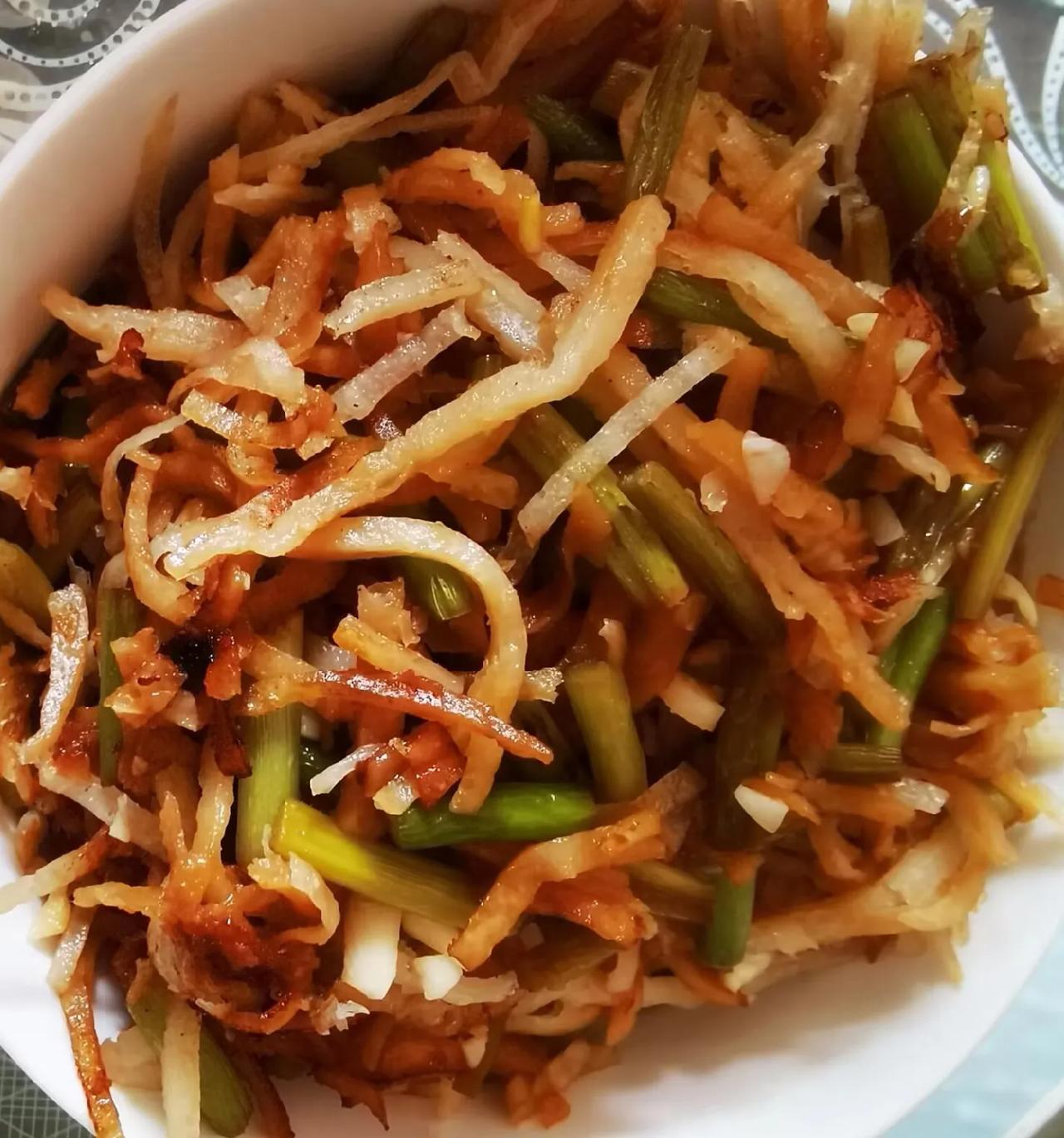 早餐蒜毫焖饼，冲鸡蛋喝，感觉挺好吃的。