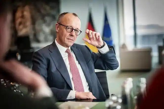 德国总理默茨在议会发表讲话，语出惊人：“没有人威胁俄罗斯。不是北约，不是欧盟，不
