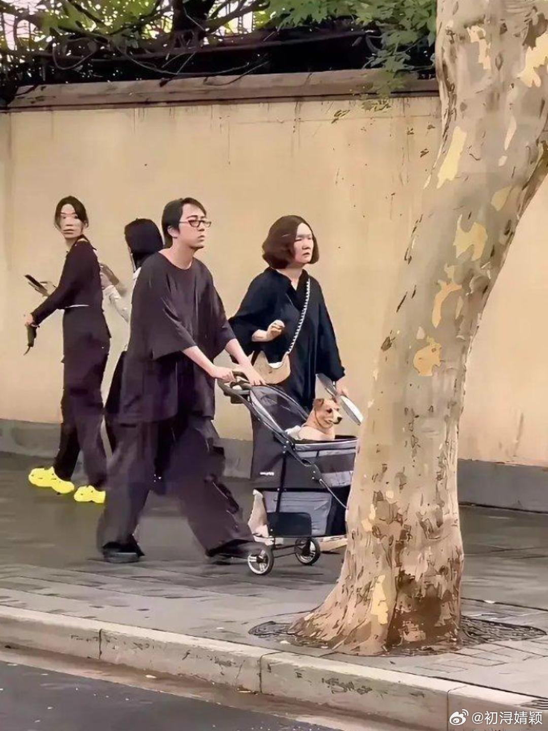 谁懂啊，换我也忍不住回头看。 ​​​
