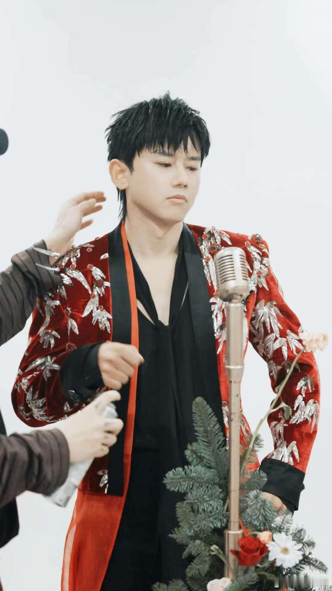 张杰live图张杰奇妙夜版张杰奇妙夜版，live图，[太开心][太开心][太开心