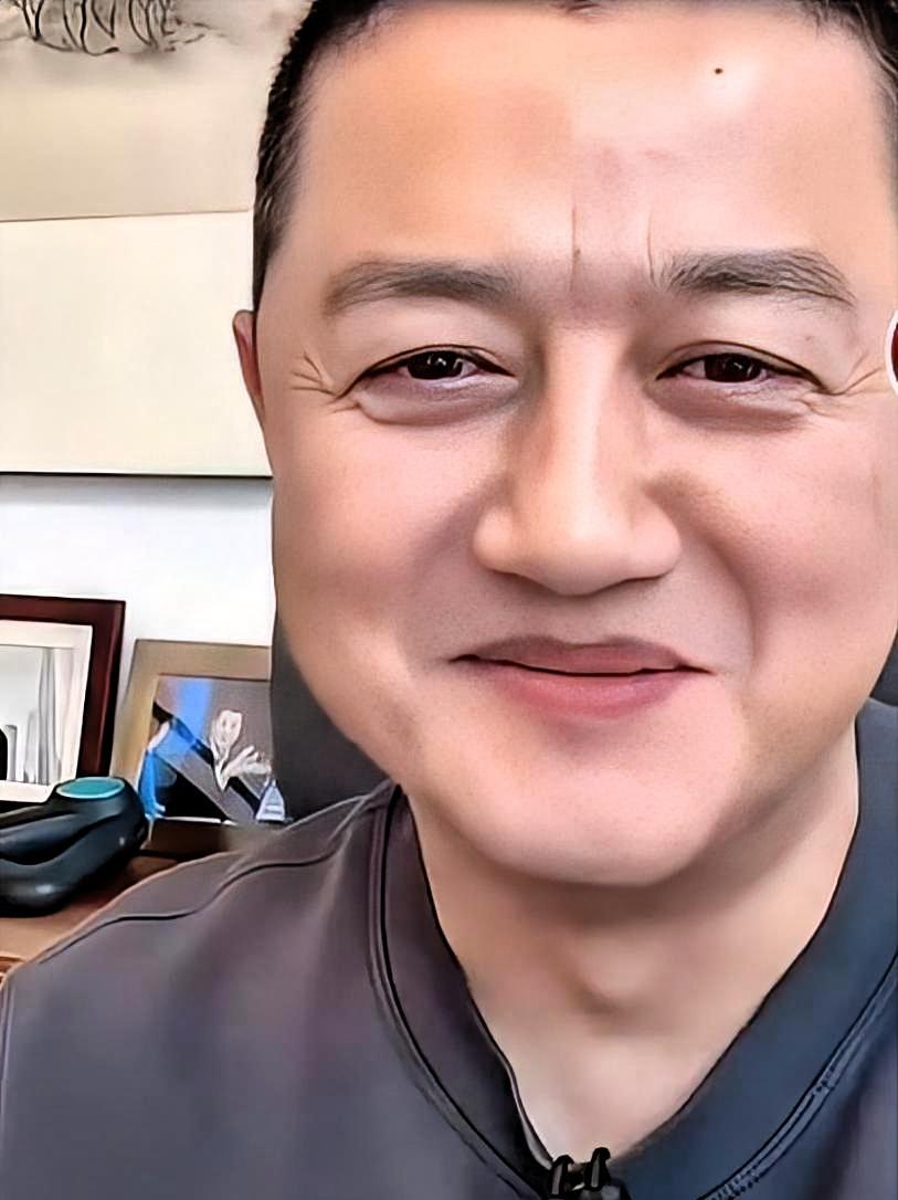 直播间弹幕突然刷起“黄晓明借钱”五个字。李亚鹏本来还在笑，一下就不笑了：谁编的？