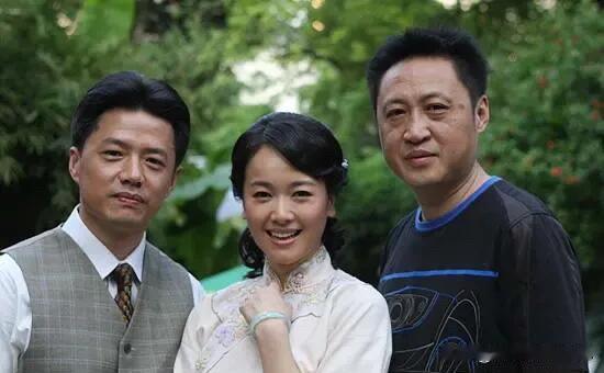 三位明星的合影我一眼就认出了左小青，她身材没发福气质不油腻，五官棱角分明，依旧是
