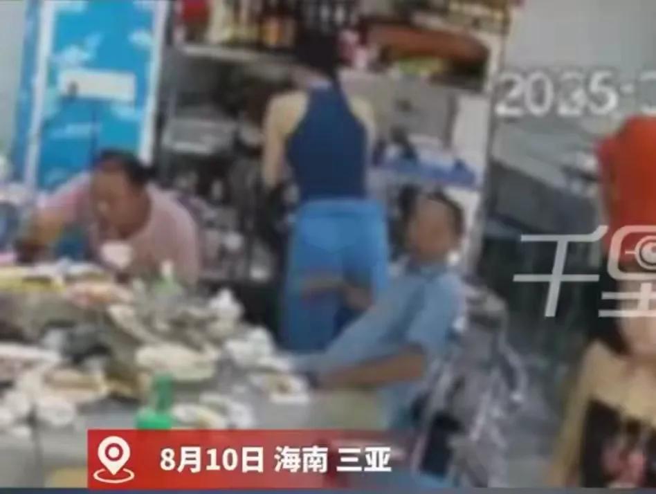 脸都丢尽了！60岁男子在饭店吃饭时摸女顾客臀部，警方：拘留10日！
海南三亚，女