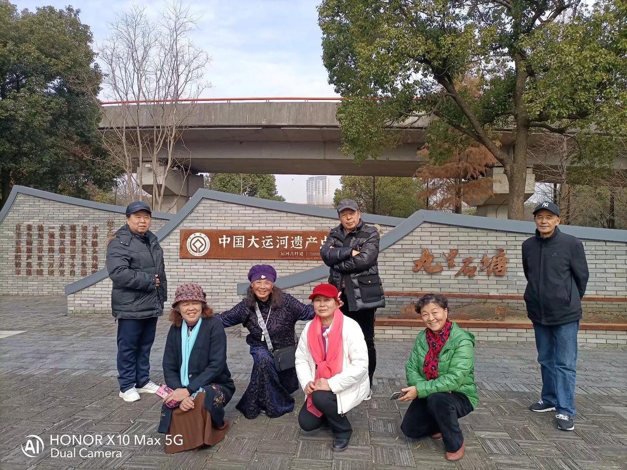 从苏州石湖东路乘坐地铁四号线住同里方向，到吴江汽车站地铁站四号东北口出去，走过一