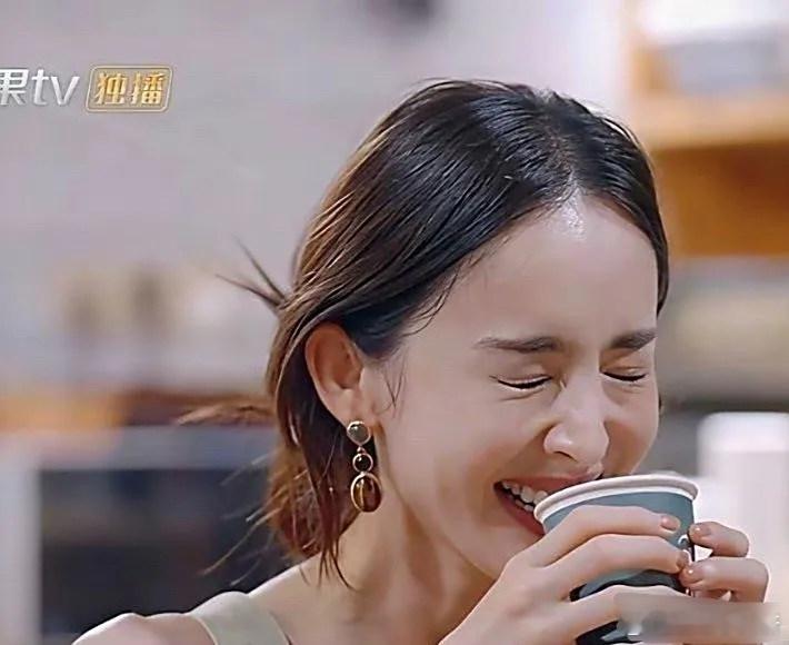 真是不敢想象，娜扎在高清镜头下都这么瘦，现实生活中得多瘦呀，这么多好吃的她就不心