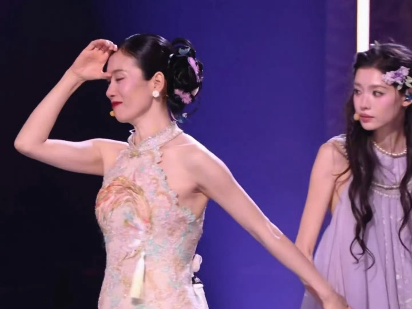 老板夹菜你转桌老板说话你插嘴老板降温你烧火人家难过温峥嵘比心 