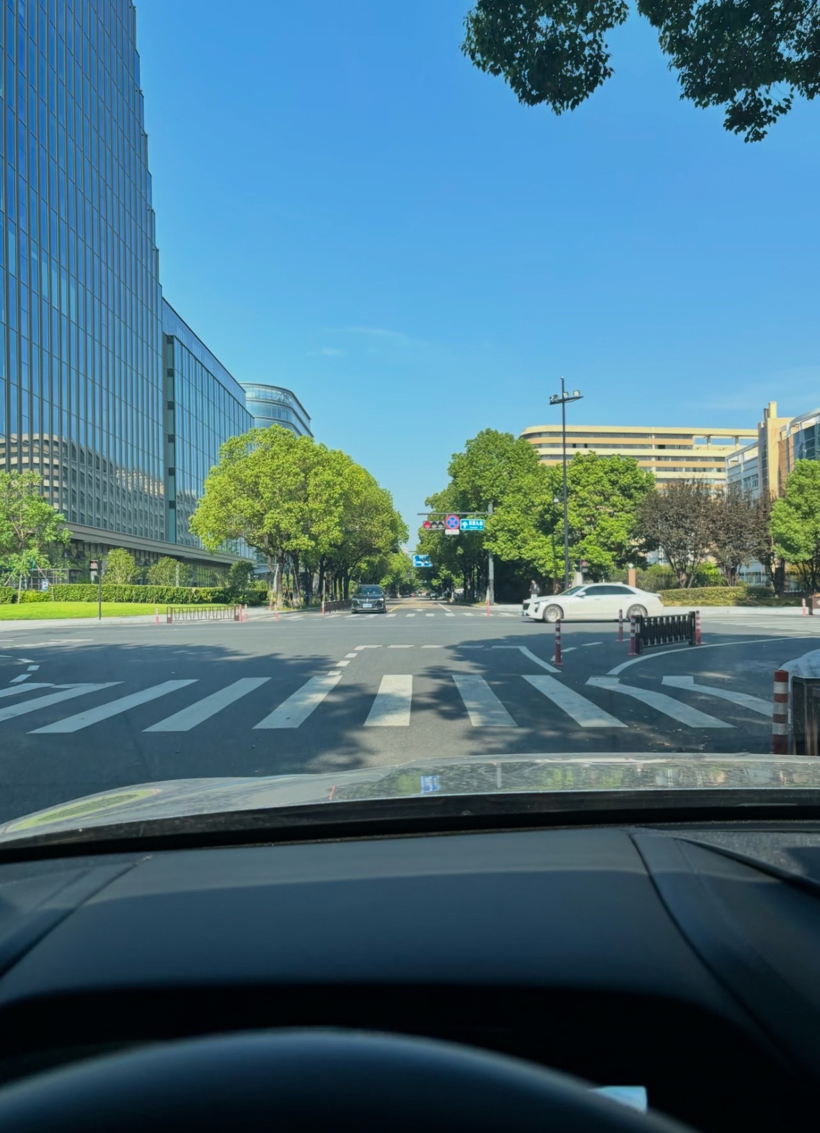 在去公司复盘的路上，兄弟们的私信先等一下，稍后回复汇市金油-周老金价现货黄金原油