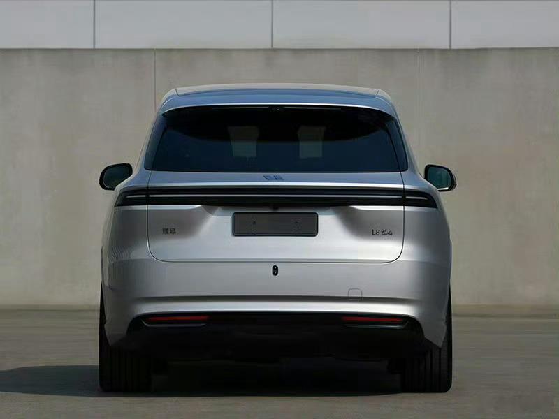 理想L8改为大五座了，旗舰Livis版，有点意思啊。比L9 Livis更吸引我，