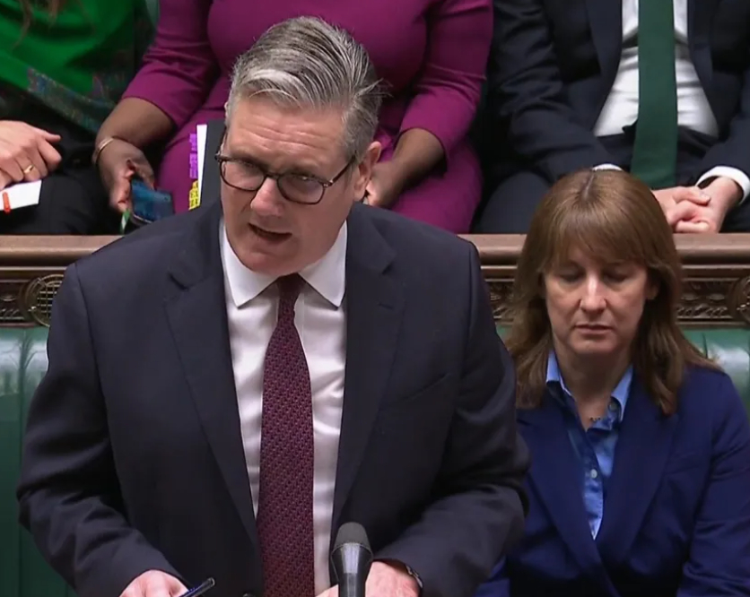 不久前完成访华的英国首相斯塔默被多次质询曼德尔森与爱泼斯坦的关系，他表示，曼德尔