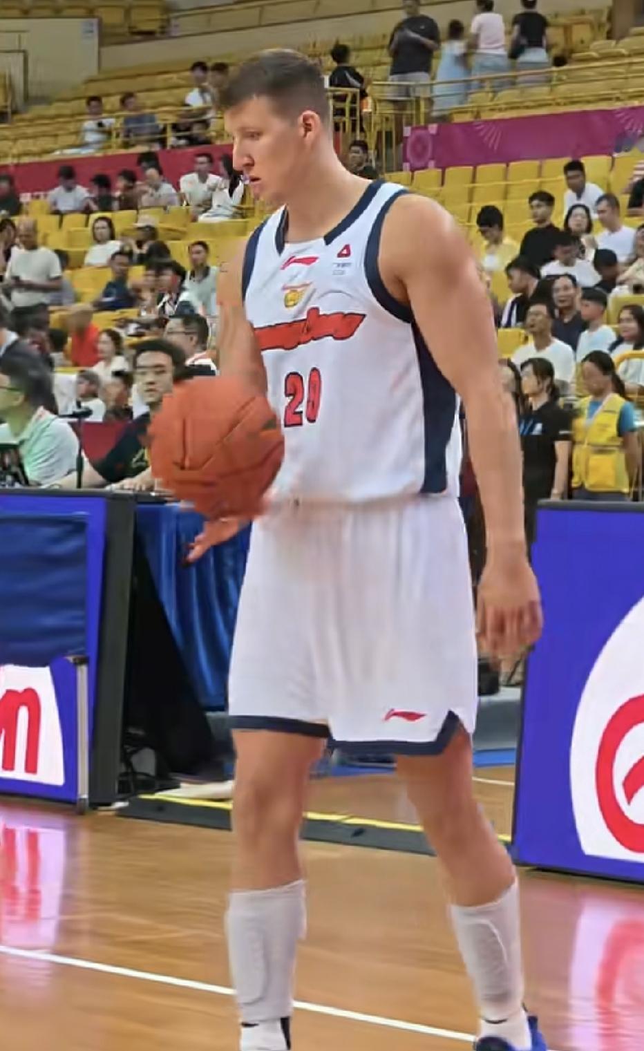 5次出手得到9分7篮板6助攻2抢断。广东宏远新外援卢卡·博日奇首秀，可以看出来不