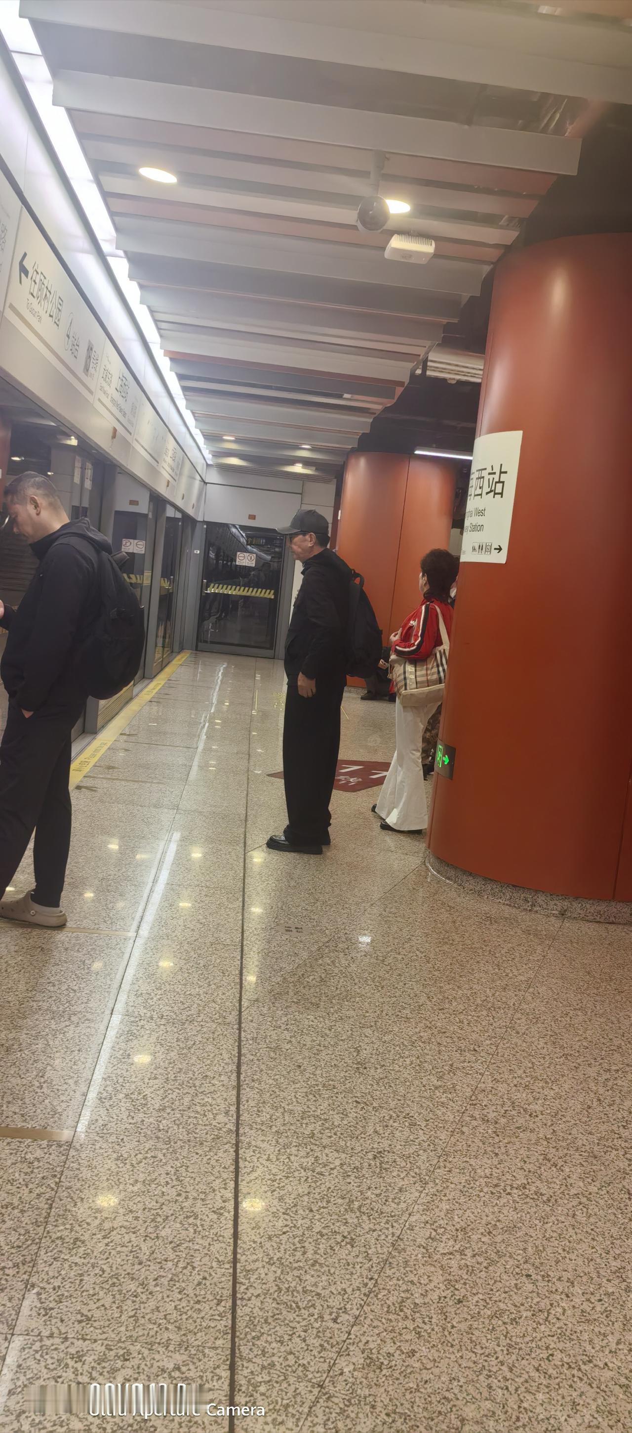 魔都人物
穿着裙子的老阿姨，
穿着裙子的小姑娘你对生育率下降的原因有何看法？ 