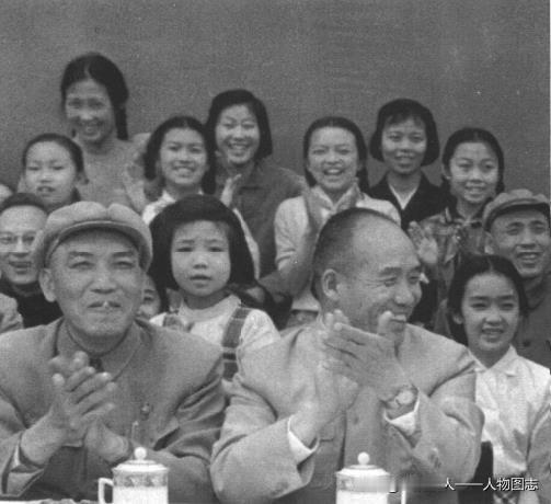 1961年5月，李达（右）与北京卫戍区副司令员熊伯涛观看少年运动员比赛