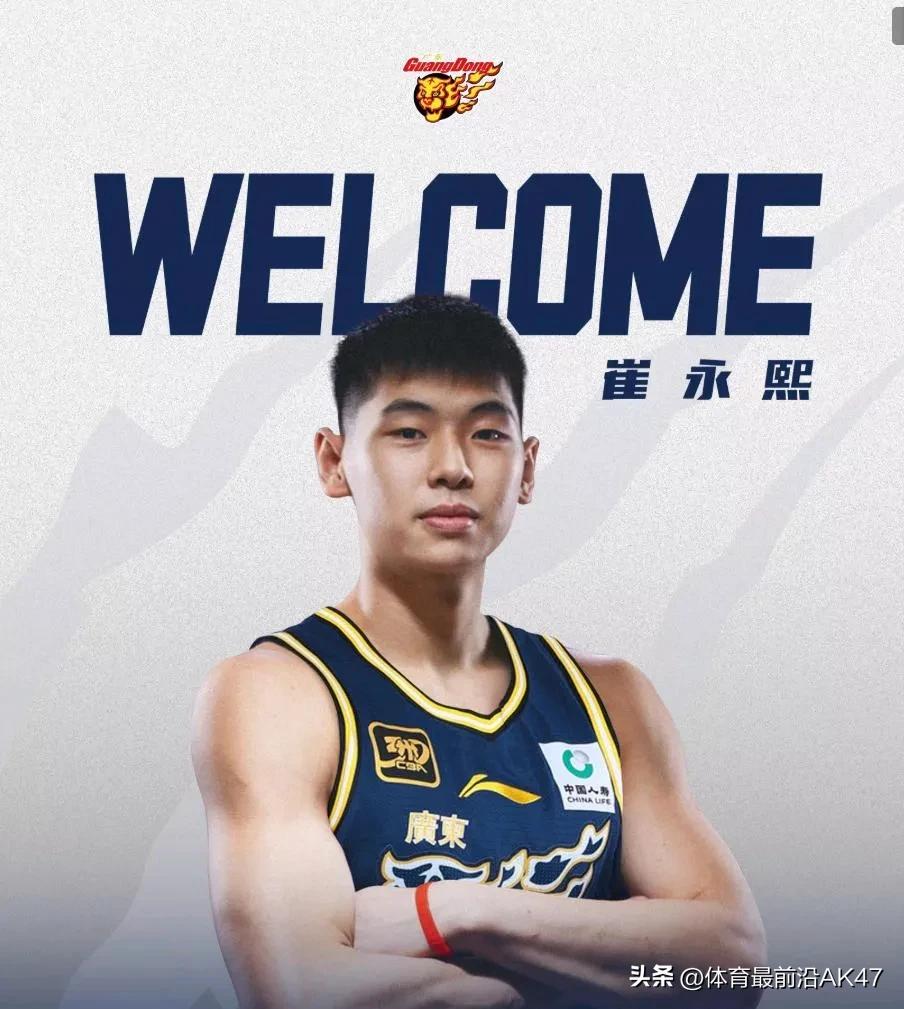 崔永熙满血归来即将迎来广东宏远首秀！近日广东宏远俱乐部分享了球队训练视频，其中在