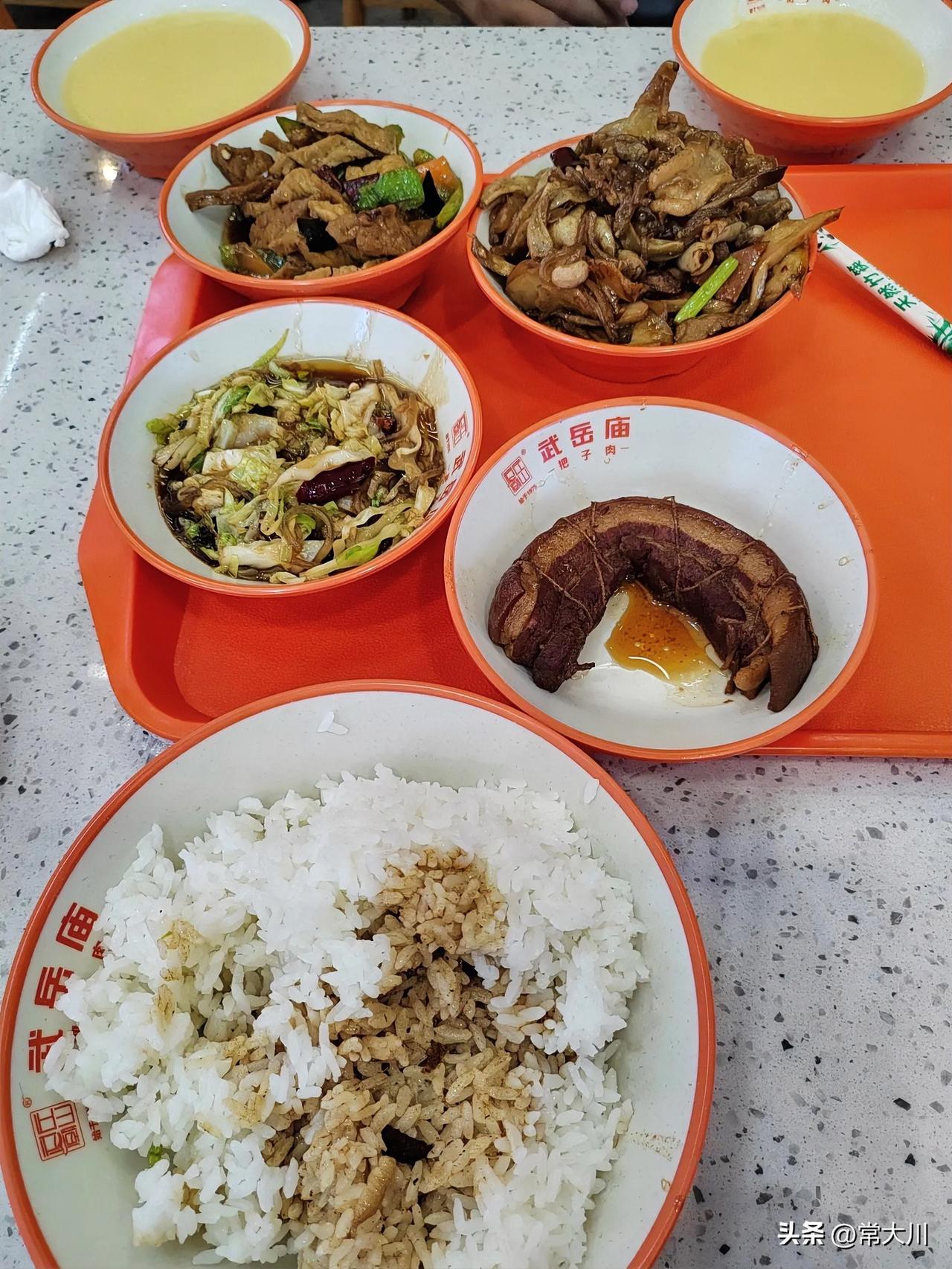 刚才在快餐店听到一对情侣在聊彩礼，两个人来回拉扯砍价，就和谈买卖一样。
聊了半天
