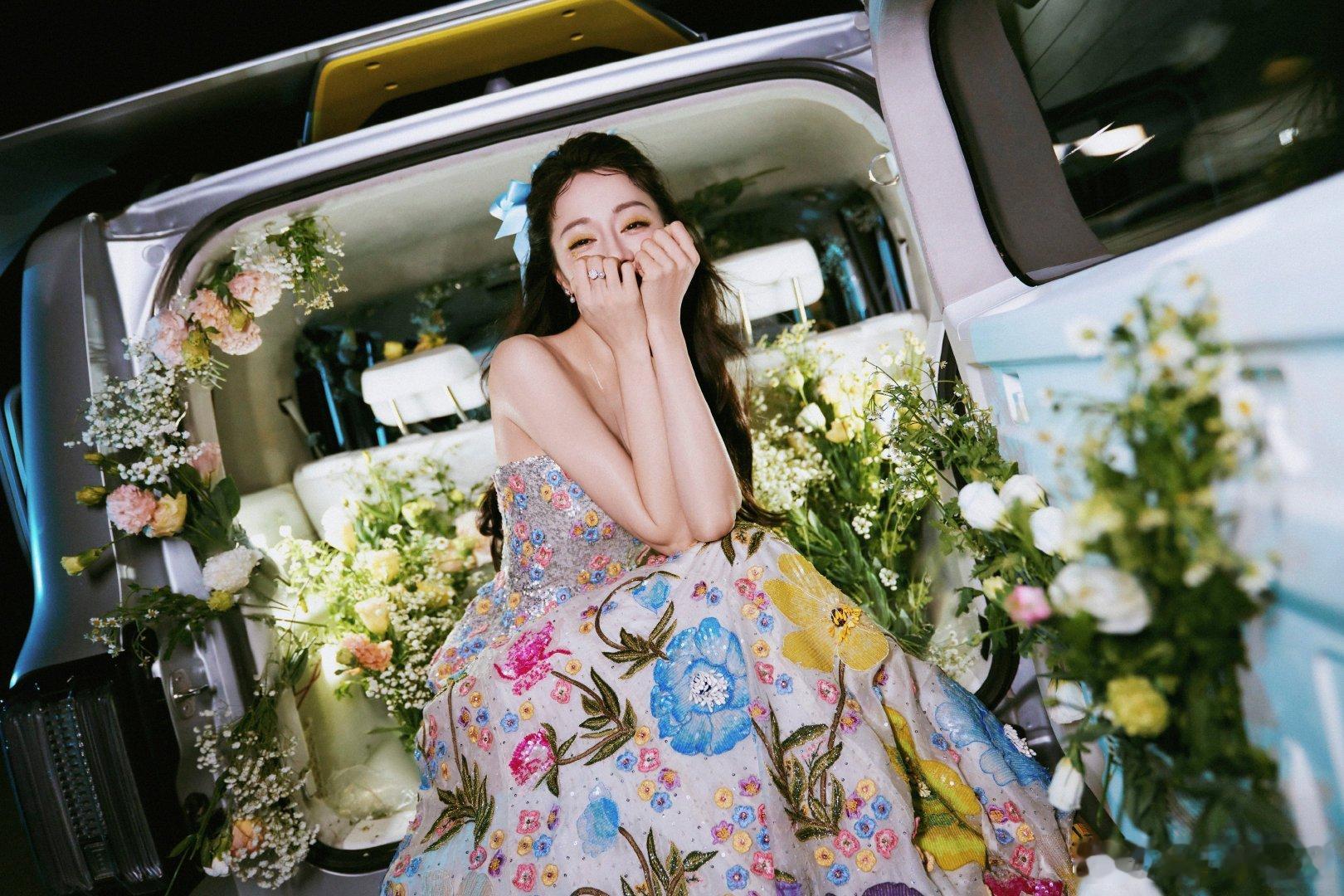她在满是鲜花的车里，分不清花更美还是人更美，花车上的迪丽热巴，完美诠释了什么是人
