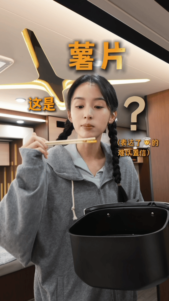 周也邪修式爆改火腿肠 这操作也太新奇了！普通火腿肠经去皮编织，烤后口感升级，外脆