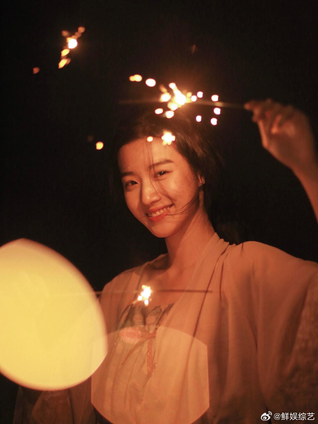 卢昱晓妈妈降临 卢昱晓的裸色裙和半扎发，是她本人“温柔有力量”的写照。不刻意却处